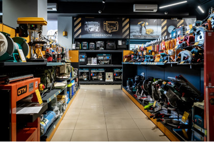 Как выбрать торговое оборудование для магазина инструментов